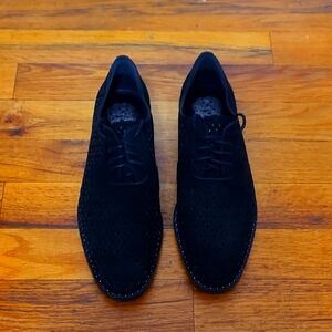 Vince Camuto Black Oxfords Sleek Design (USED)